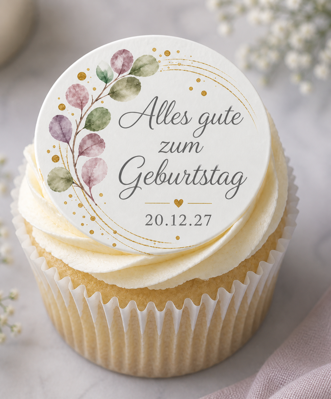 Essbarer Dessert-Aufleger mit Geburtstags-Motiv auf einem Cupcake